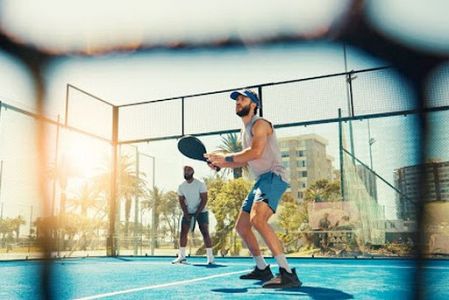 Padel indoor vs outdoor - najważniejsze różnice i jak zmienić swoją grę